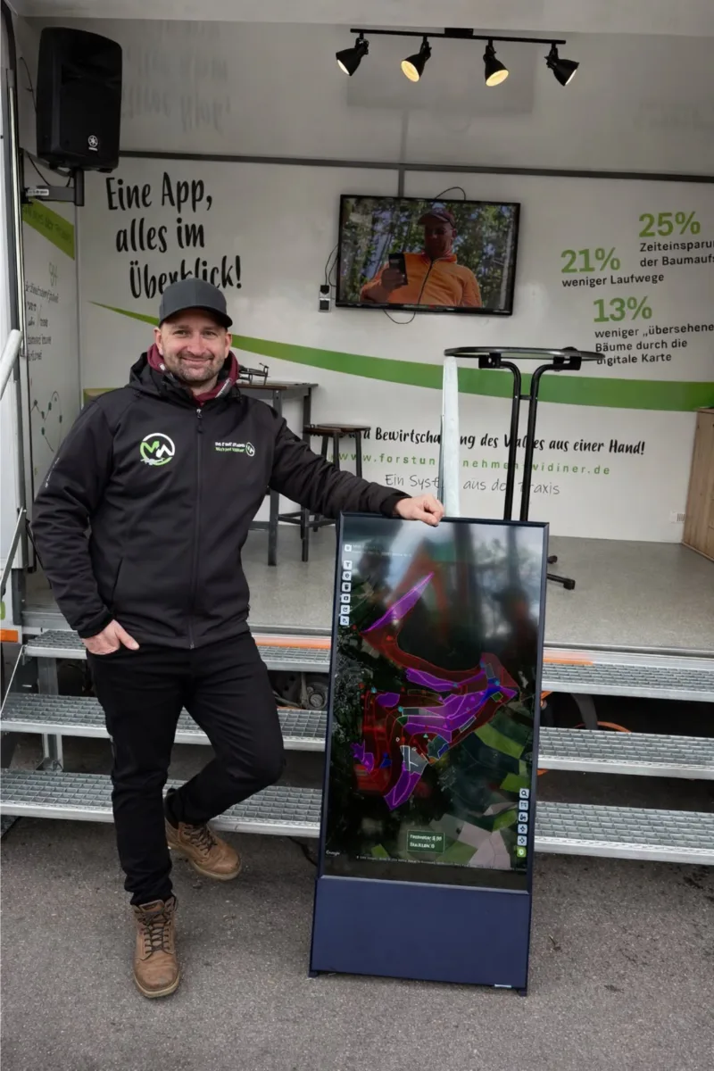 Michael Widiner, Inhaber und Entwickler von MW-Forst, am Info-Stand mit digitaler Waldkarte